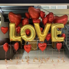 Фотозона красные сердца и золотые буквы LOVE