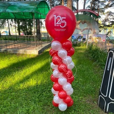 Колонна стойка из шаров с большим шаром с логотипом на каркасе