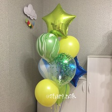 Яркий фонтан шаров со звёздами