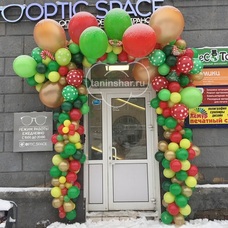 1 метр разнокалиберной новогодней гирлянды из обычных шаров + шары с рисунком + мини-фигуры + монтаж на улице