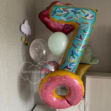Сладкий фонтан шаров с губами, пончиком, мороженым и цифрой