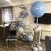 Фотозона с цифрой, именным гигантом и гирляндой шаров бело-голубая